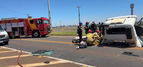 Grave Colisão Entre Caminhões no Trevo do Barreiro das Frutas, Cabine é arrancada do chassi
