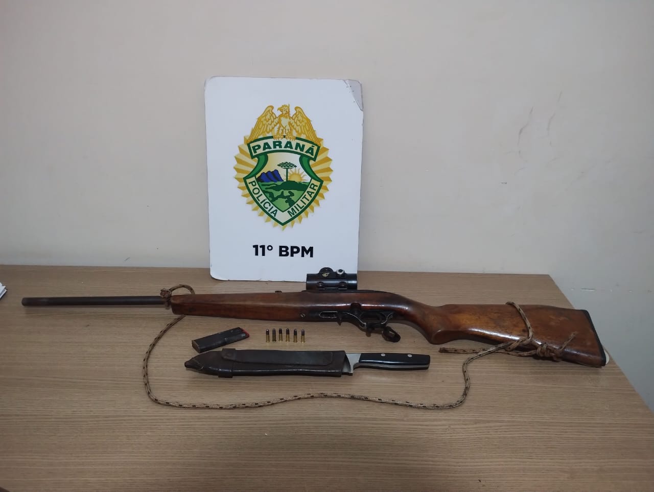 Homem é preso por porte ilegal de arma de fogo e infrações de trânsito em Campo Mourão