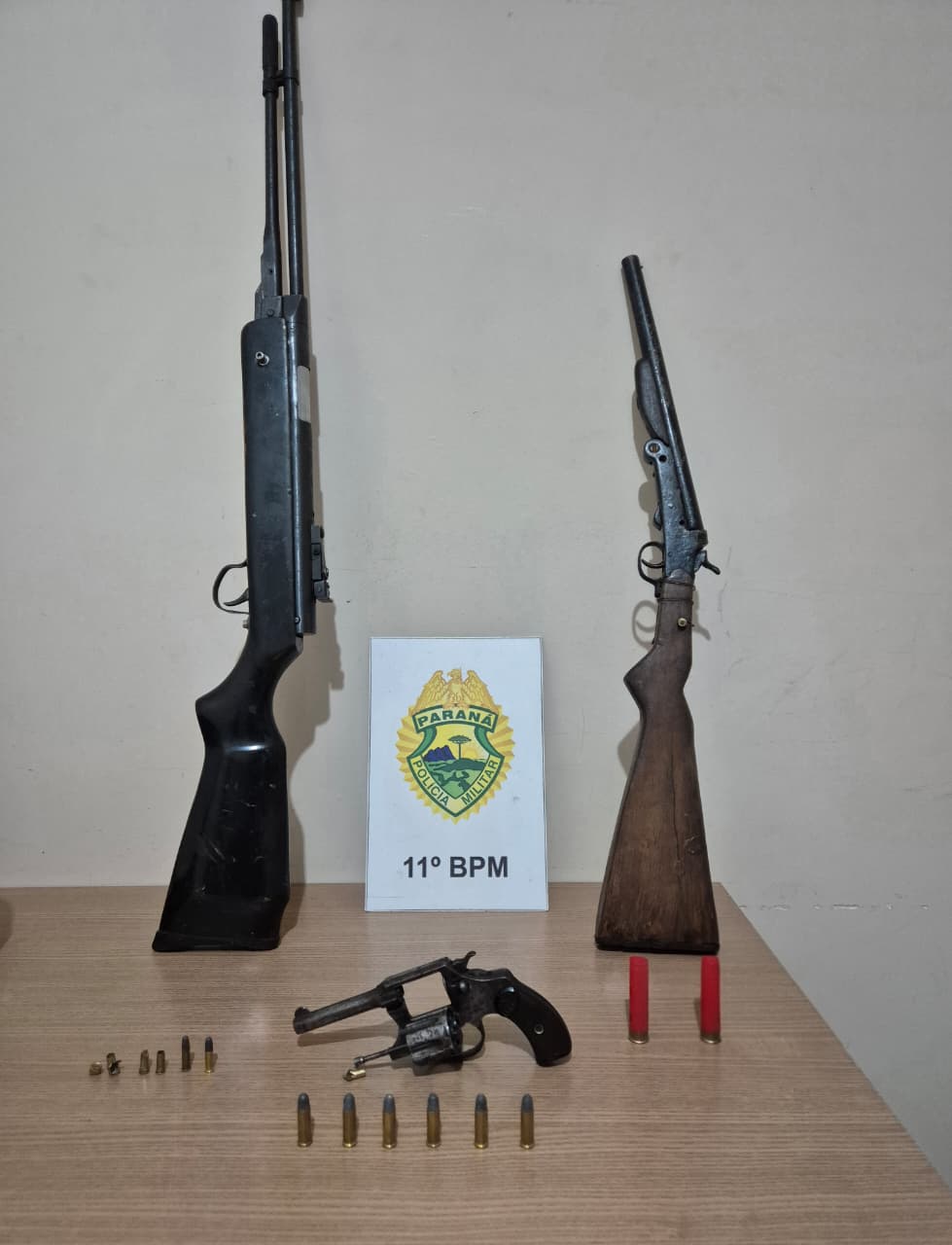 Homem é preso com três armas de fogo após denúncia em Campo Mourão
