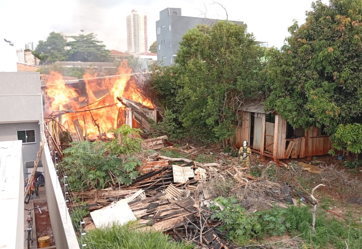 Casa abandonada pega fogo em Campo Mourão