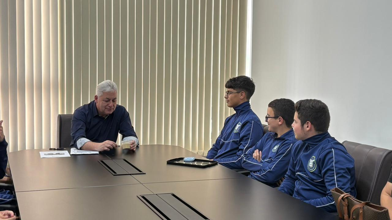 Alunos do Colégio Cívico-Militar Darcy Costa visitam prefeito após receberem menção honrosa no HackTech Paraná