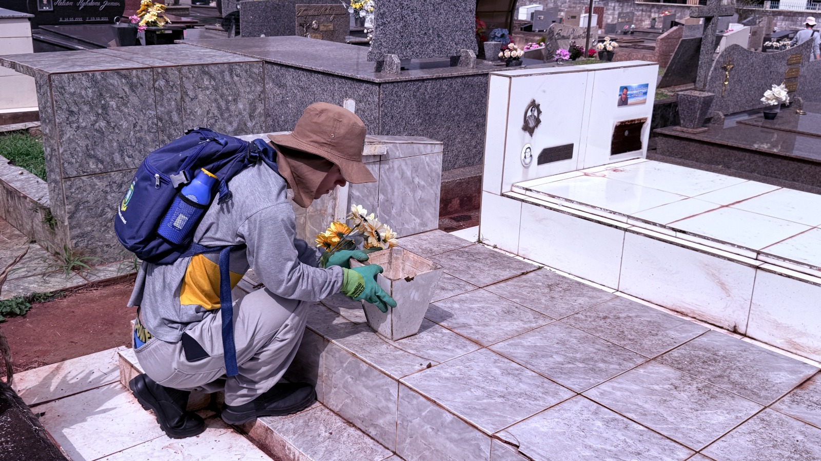 Agentes de Endemias realizam ação preventiva no Cemitério Municipal antes do Dia de Finados