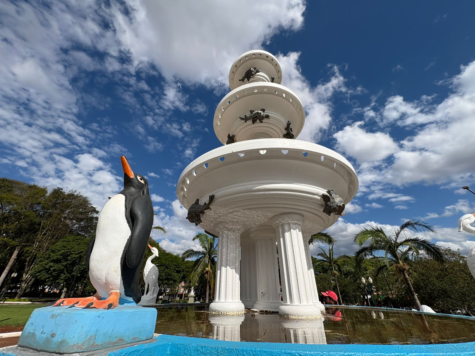 Pinguins do Chafariz da Praça Getúlio Vargas retornam ao monumento após duas décadas