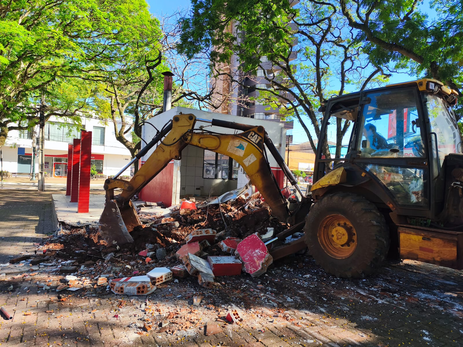 Antigo quiosque na esquina da Praça São José é demolido