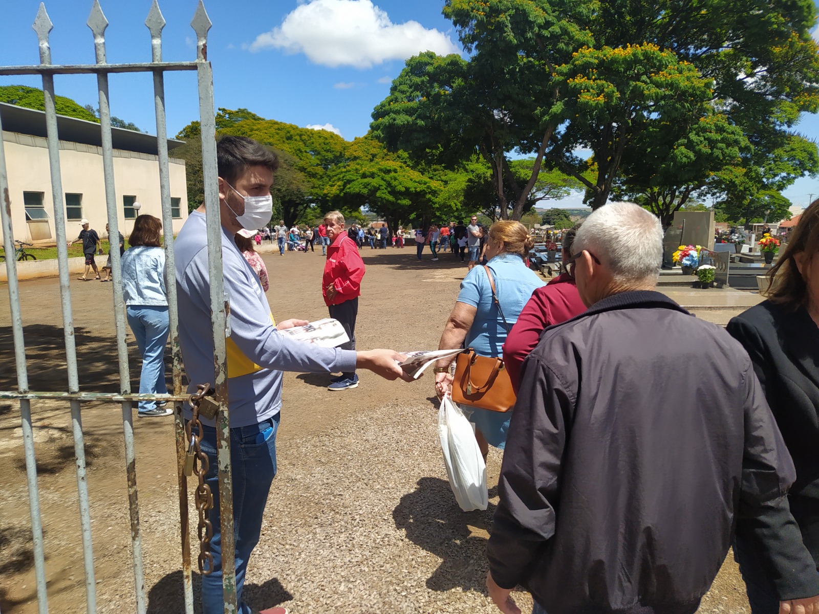 Saúde reforça ações de prevenção à dengue no Dia de Finados no Cemitério