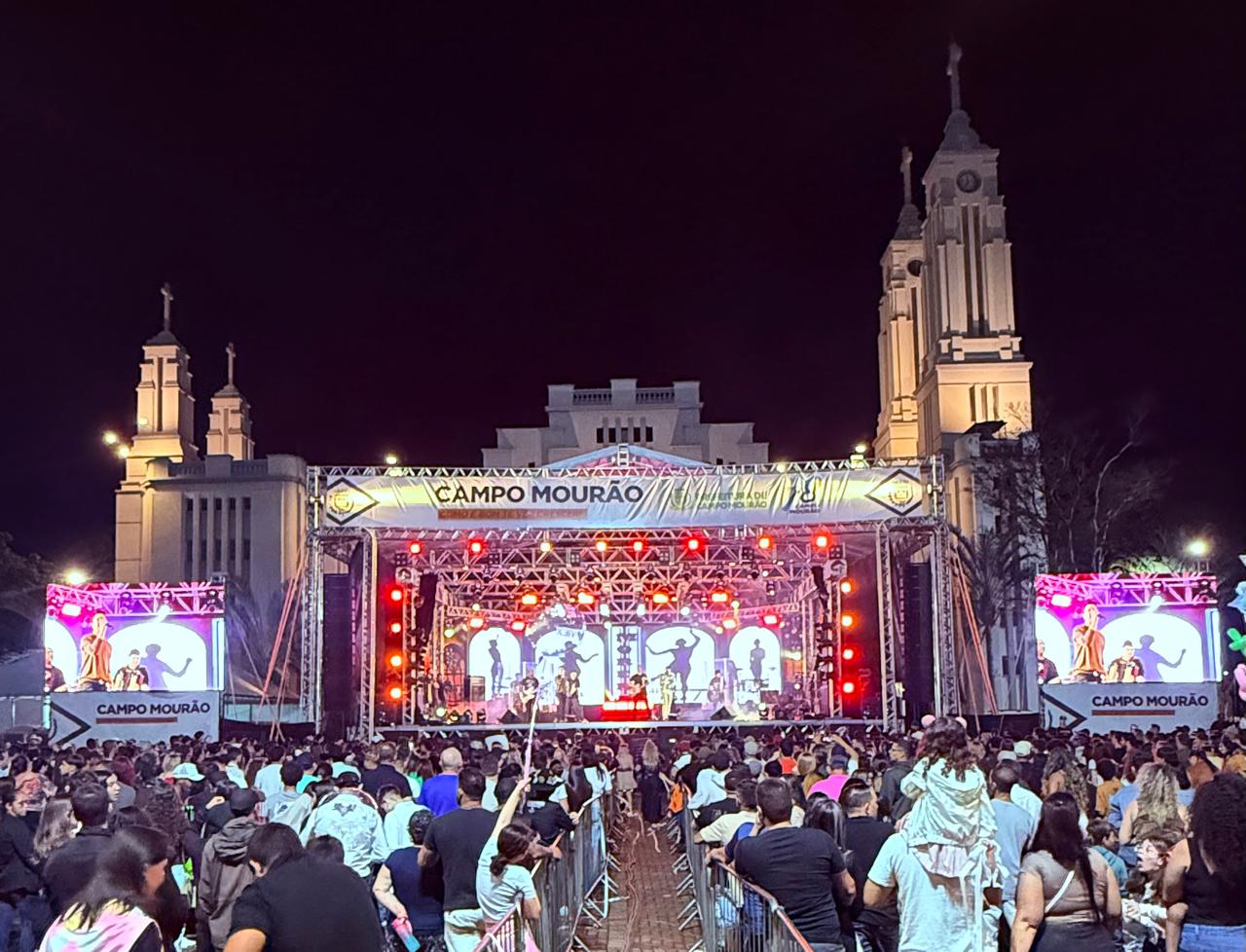 Show de Clayton e Romário reúne multidão para comemorar os 78 anos de Campo Mourão