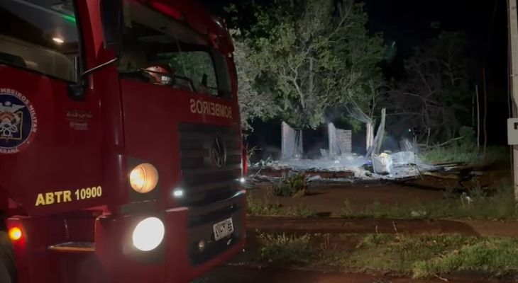 Incêndio Destrói Residência em Campo Mourão; Família Pede Ajuda