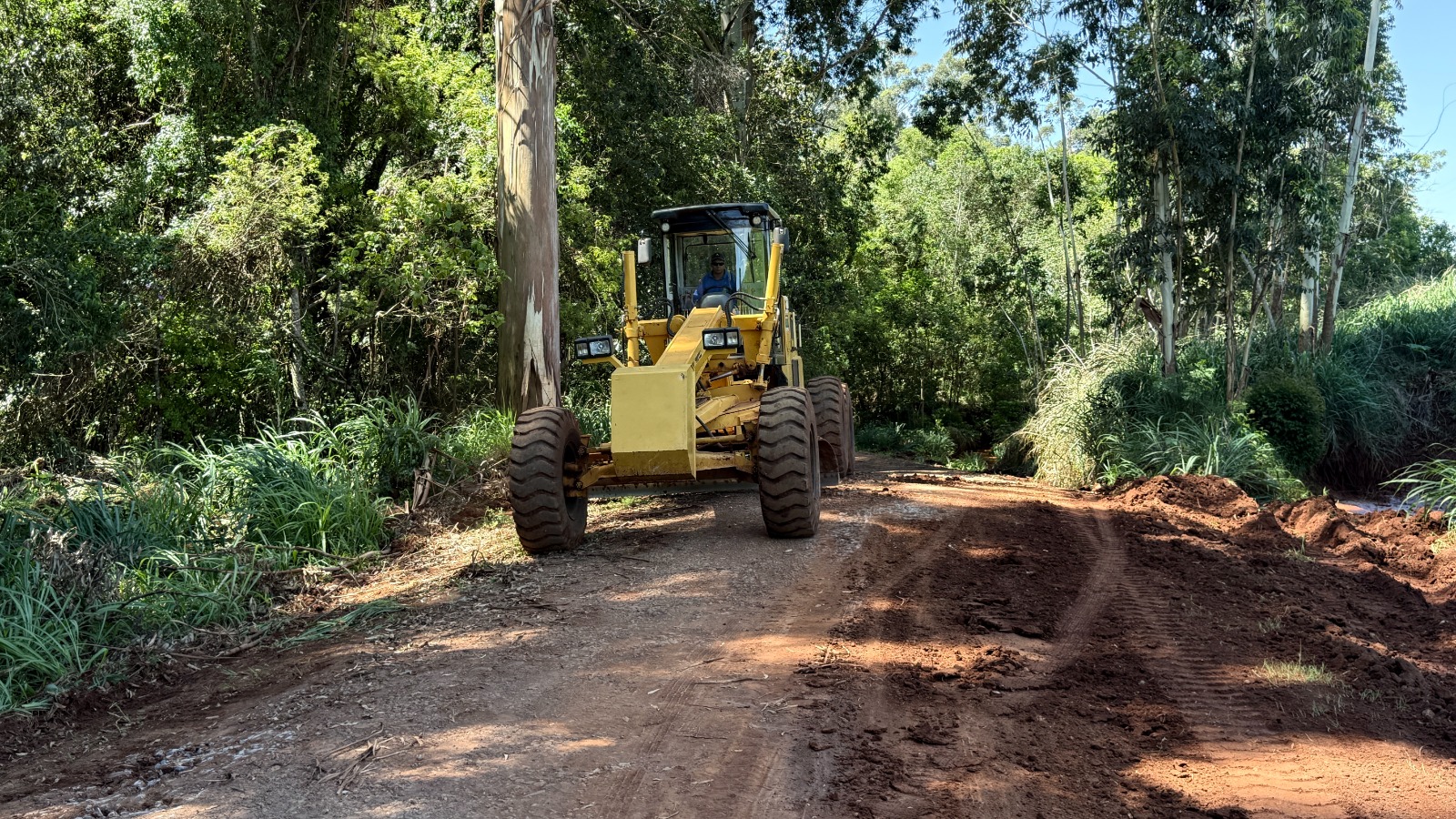 Prefeitura de Campo Mourão realiza adequações em estradas rurais após período de chuvas