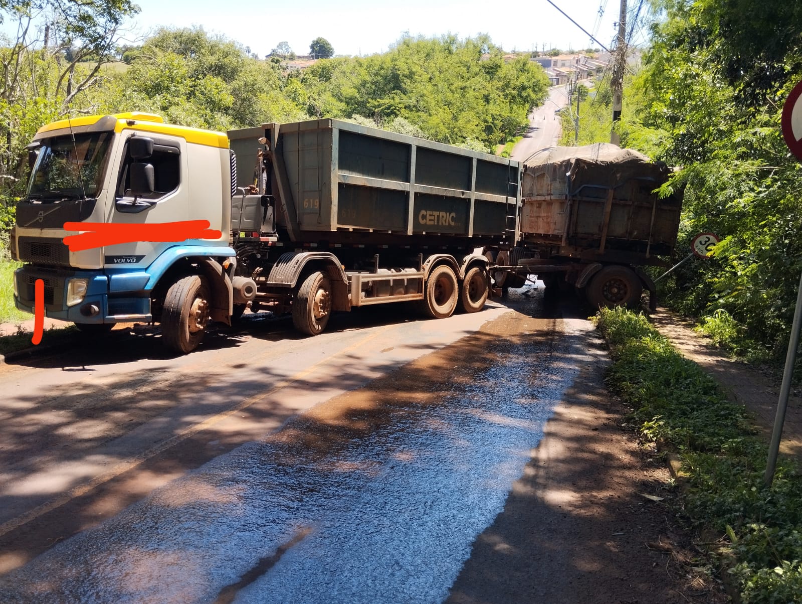 Bitrem “Faz o L” Bloqueia Rua Próximo a Ponte em Campo Mourão