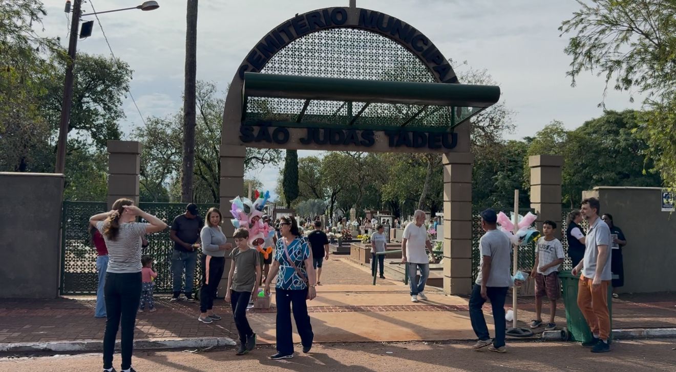 Movimento Intenso no Cemitério Municipal São Judas Tadeu no Dia de Finados, Apesar do Temporal