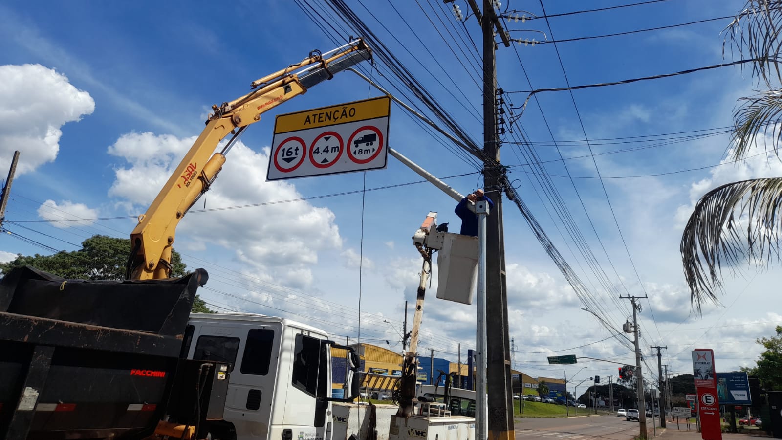 Prefeitura instala novas sinalizações para desviar tráfego pesado do centro de Campo Mourão