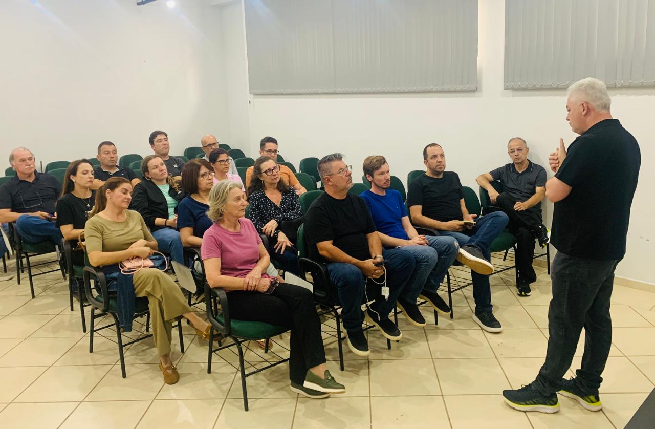 Prefeito reúne secretariado e traça ações para reparar danos na cidade após temporal