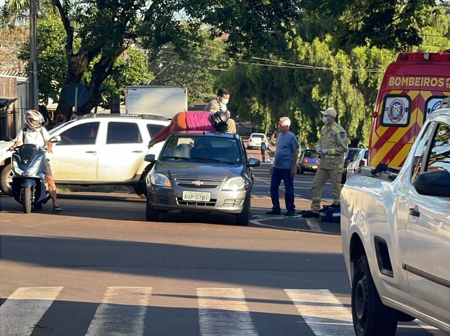 Motociclista Arremessada em Colisão Vai Parar no Teto de Carro em Campo Mourão