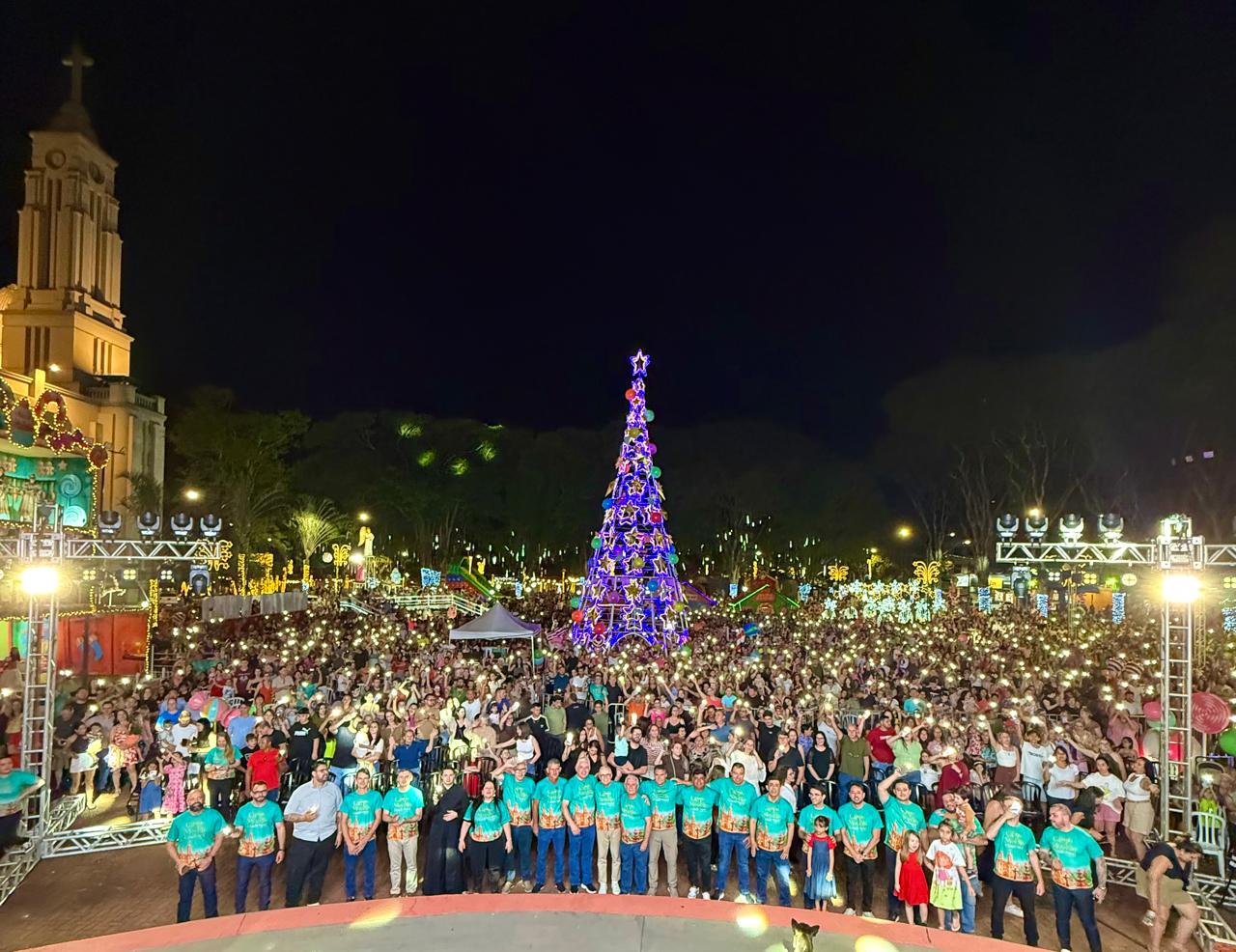 Campo Mourão recebe o “Papai Noel” com praça lotada