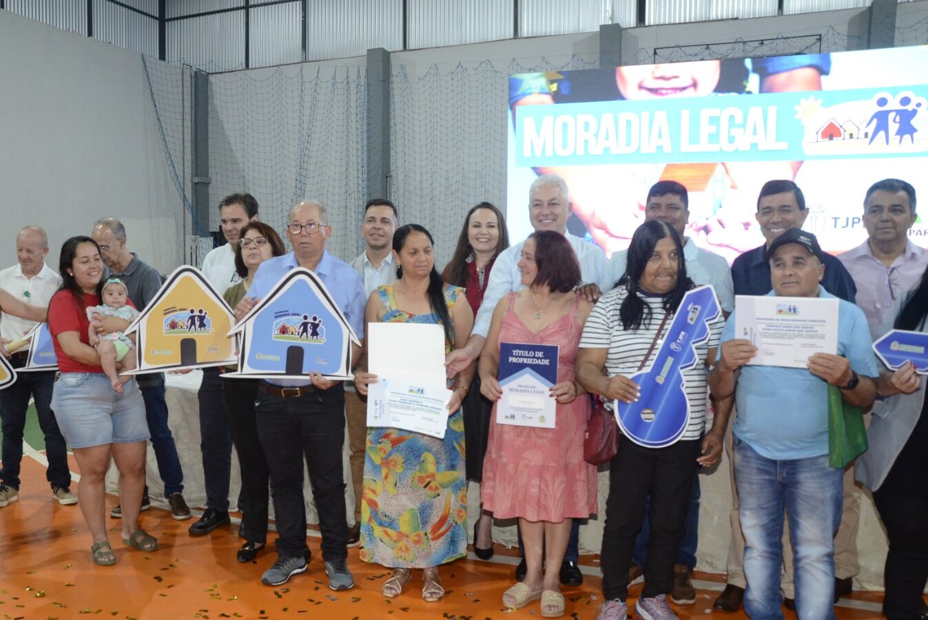 Mais 147 famílias recebem títulos de regularização de moradias