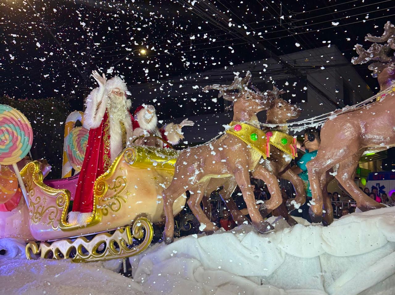 Cortejo leva a magia do Natal ao centro de Campo Mourão