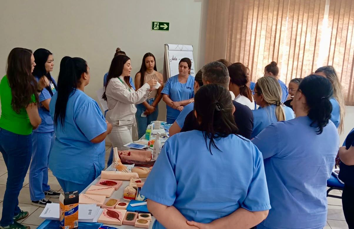 Profissionais de enfermagem participam de capacitação sobre tratamento de feridas promovida pela Secretaria de Saúde