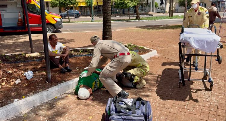 Briga entre Moradores de Rua Termina em Agressão Brutal em Praça Central