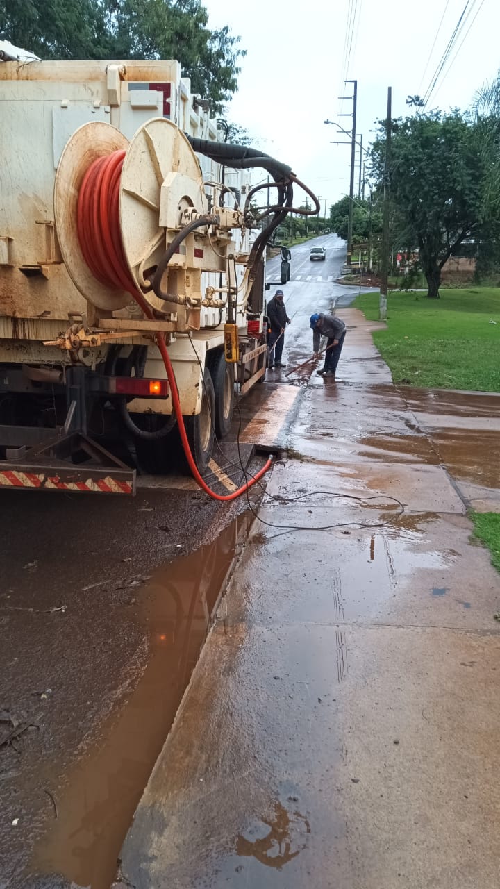 Manutenção de bueiros: uma das várias ações permanentes da prefeitura