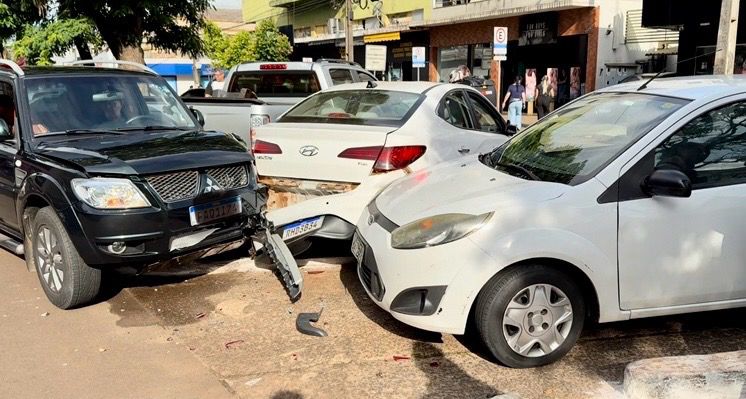 Acidente no centro de Campo Mourão — motorista de Pajero atinge dois veículos estacionados