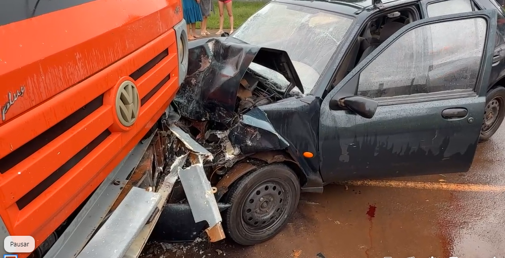 Acidente Grave Envolve Carro e Caminhão Estacionado; Bebê de Colo Fica Ferido