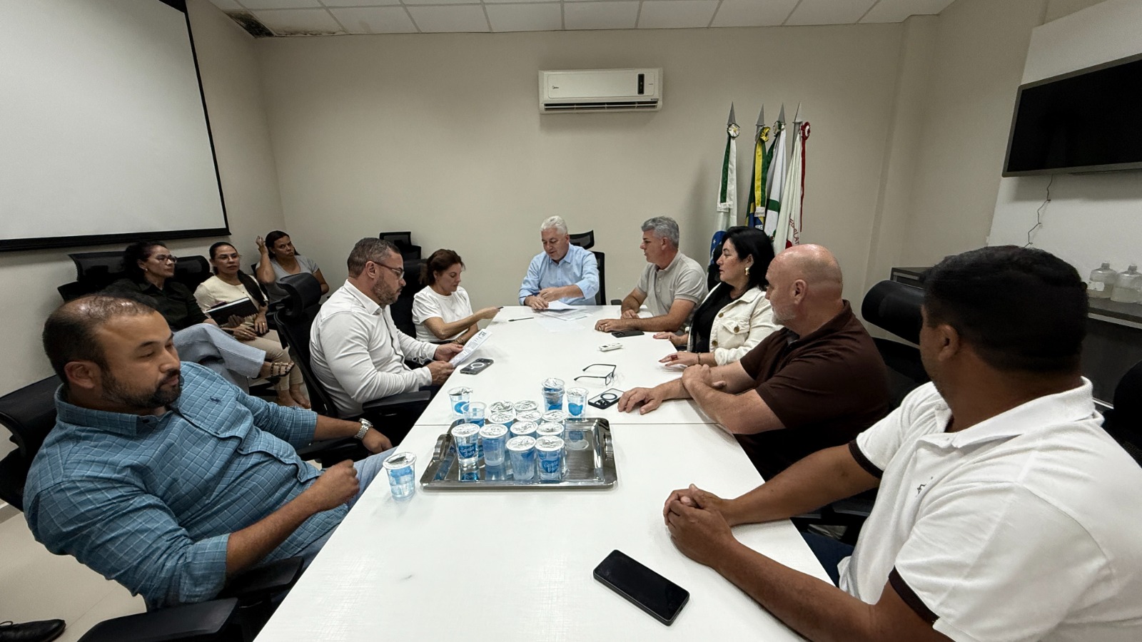 Prefeitura propõe multa de até R$ 40 mil por fios soltos e irregulares em postes de Campo Mourão