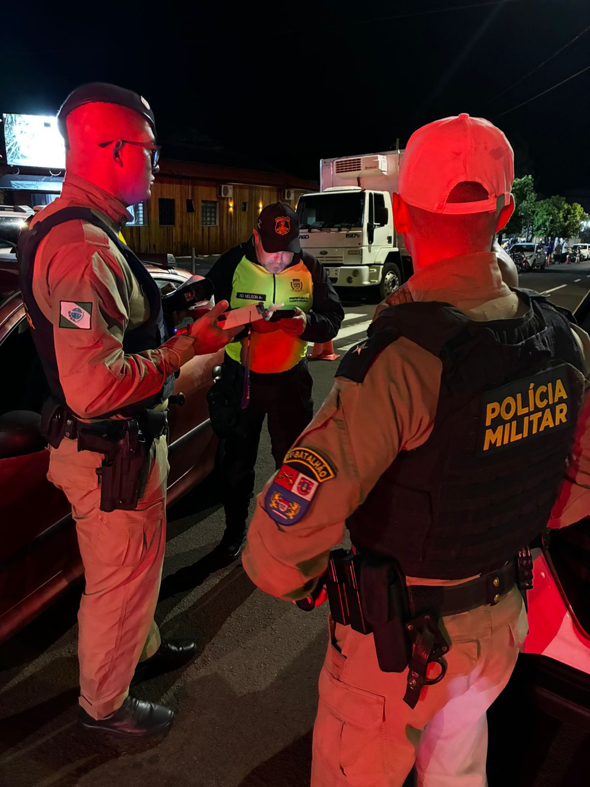 Polícia Militar realiza Operação Lei Seca no centro de Campo Mourão