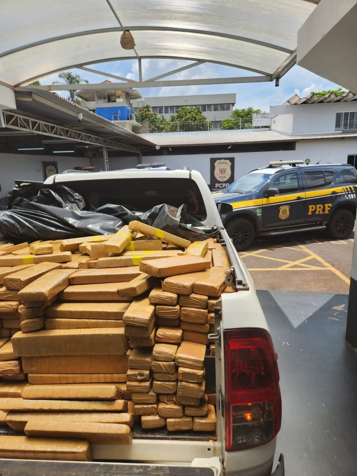 PRF intercepta carregamento de maconha Campo Mourão, um casal foi preso na ação