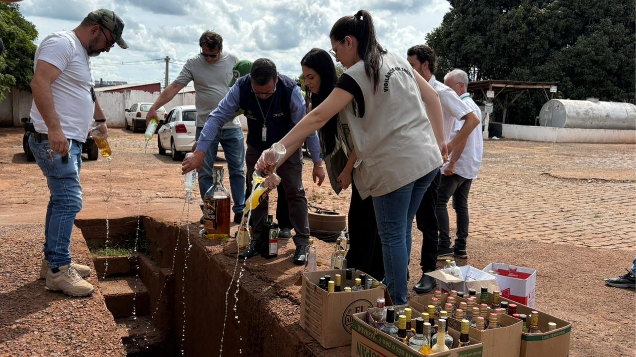 Procon de Campo Mourão descarta 211 litros de bebidas alcoólicas irregulares apreendidas em força-tarefa