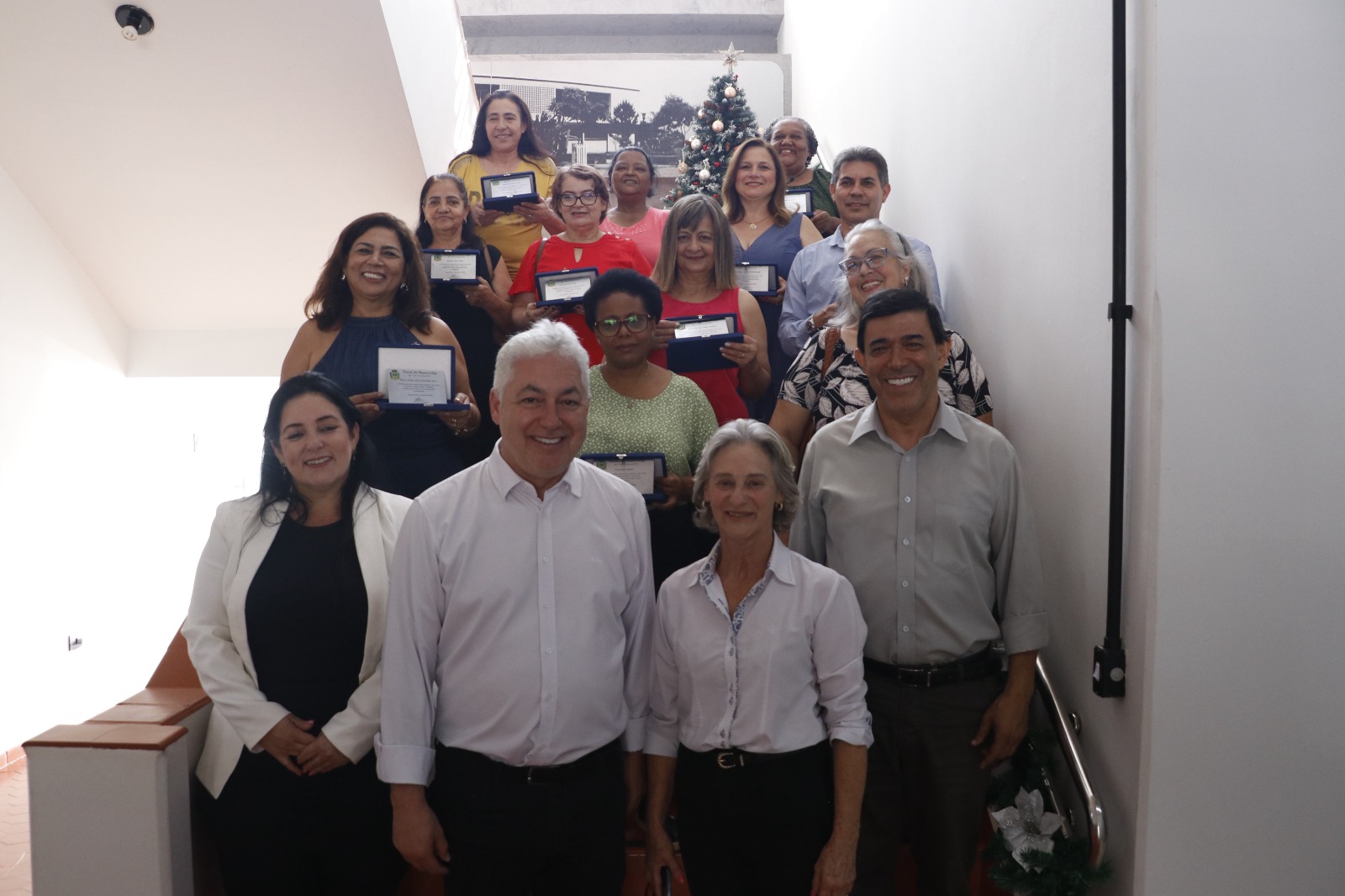 Prefeitura de Campo Mourão homenageia servidores aposentados com a Comenda José Clemente de Souza