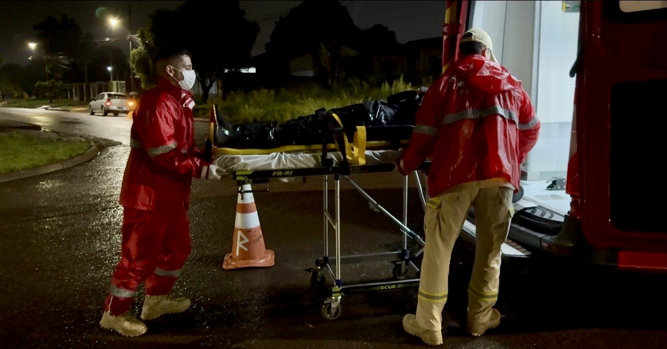 Motociclista de 22 anos fica ferido em colisão na Avenida dos Lagos