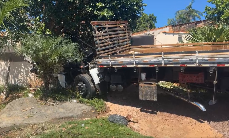 Caminhão invade residência no Jardim Paulista e acende alerta para número de acidentes em Campo Mourão