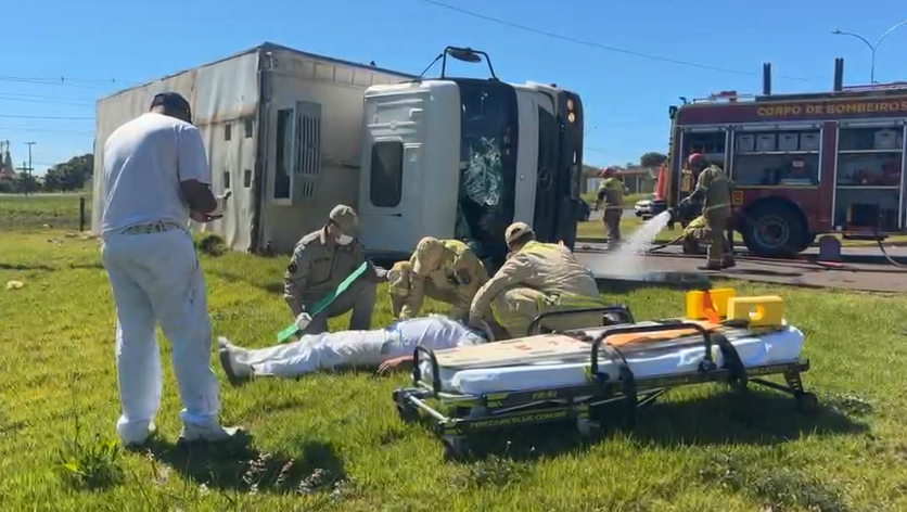 Caminhão frigorífico tomba ao tentar acessar o Jardim Santa Cruz e deixa dois feridos