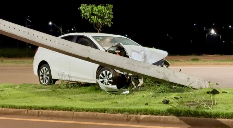 Motorista derruba poste em acidente próximo à Santa Casa em Campo Mourão