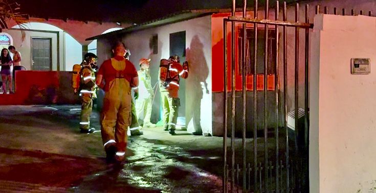 Princípio de incêndio mobiliza vizinhos e Corpo de Bombeiros em residência na Rua Ponta Grossa