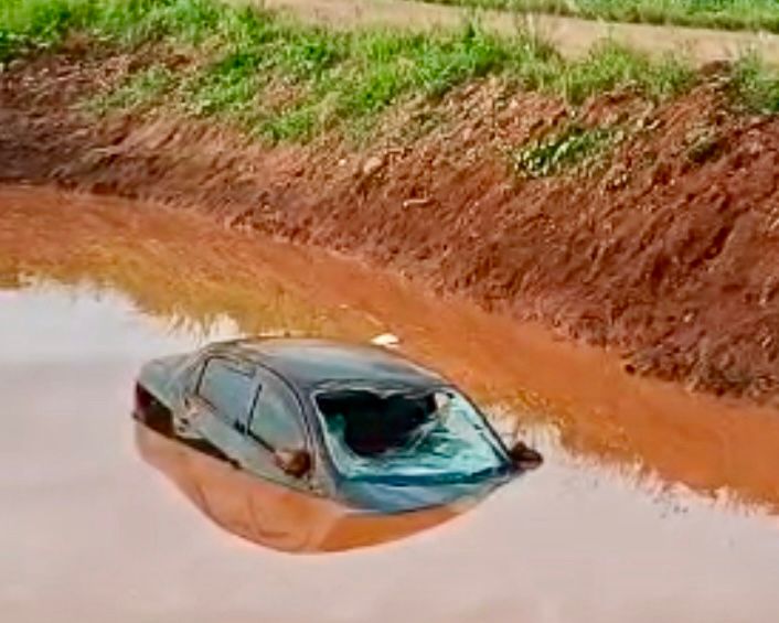 Motorista perde o controle e sai da pista em estrada rural no distrito de Ivailândia