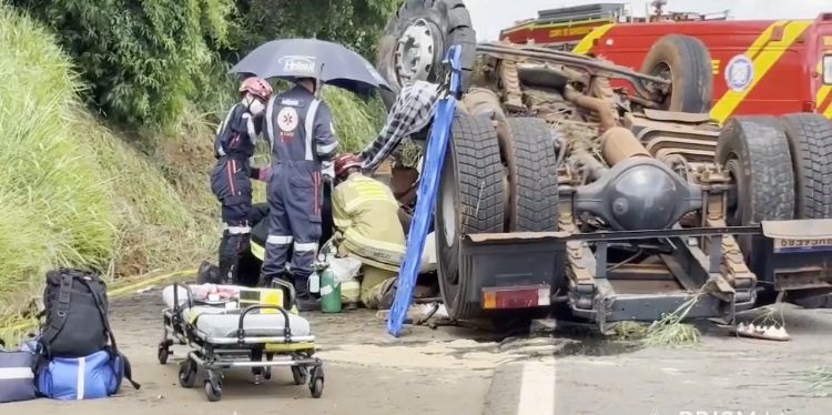 Motorista ficou gravemente ferido após caminhão tombar na BR-272
