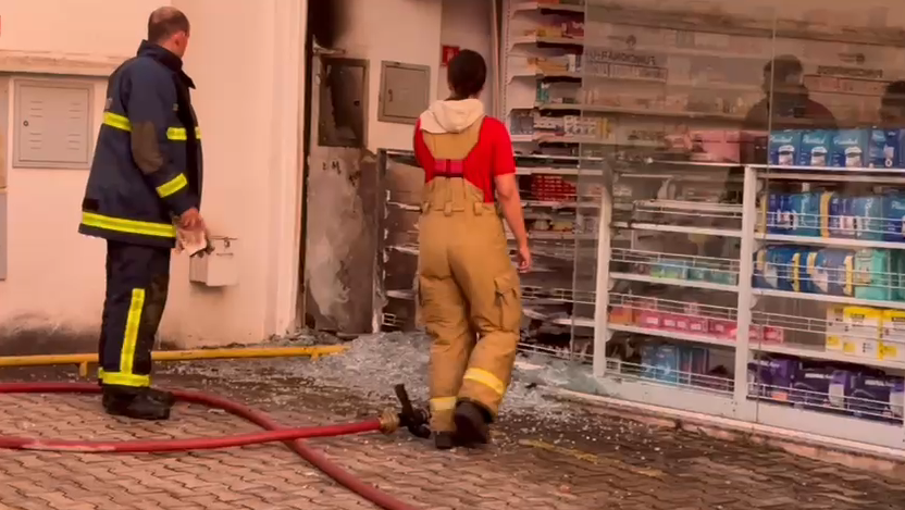 Princípio de incêndio atinge farmácia no centro de Campo Mourão durante a madrugada