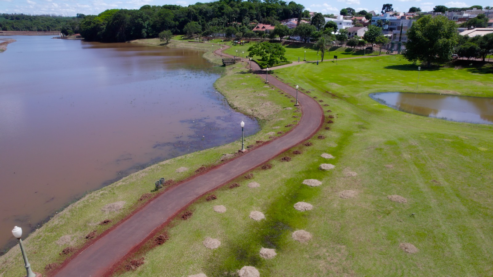 Prefeitura realiza serviços de manutenção no Parque do Lago em Campo Mourão