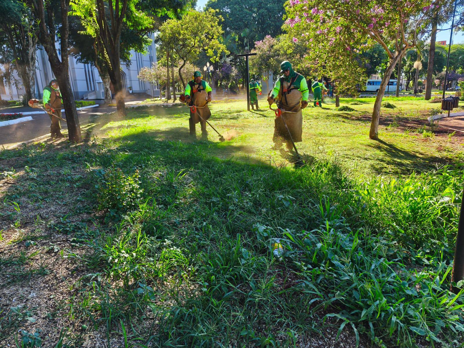 Prefeitura intensifica roçadas em espaços públicos e fiscaliza falta de limpeza de terrenos particulares