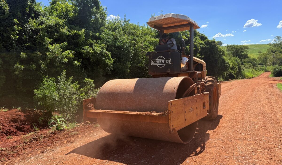 Prefeitura realiza readequação de trechos rurais estratégicos para produtores e transporte escolar