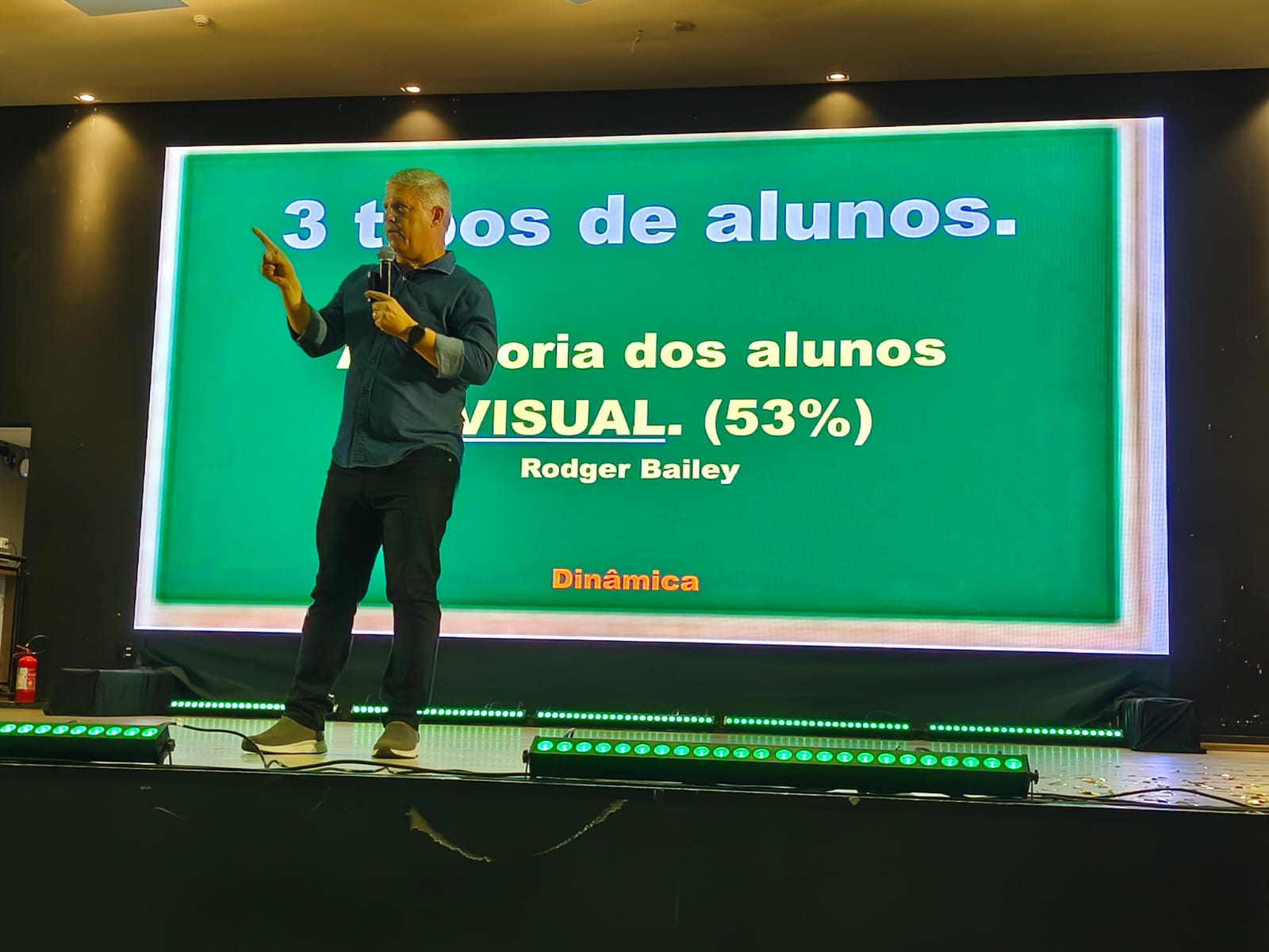Palestra com Erik Penna marca abertura do ano letivo na rede municipal em Campo Mourão