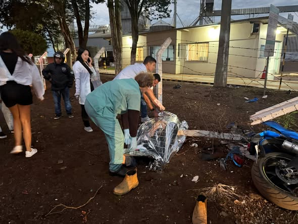 Motociclista morreu após colidir contra cerca da Coamo em Luiziana