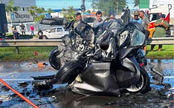 Acidente com cinco veículos deixa três mortos e feridos graves na BR-101, em Itajaí