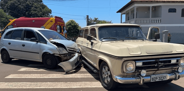 Colisão entre clássico e moderno mobiliza Bombeiros no Centro