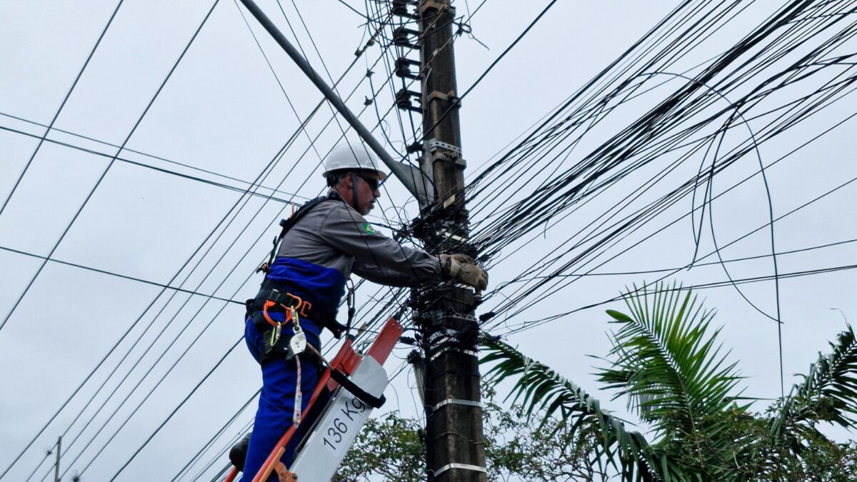 Mutirão começa a retirar fios soltos de postes na região do Lar Paraná, em Campo Mourão