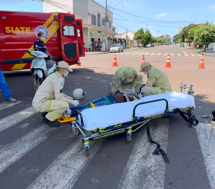 Colisão entre carro e moto deixa mãe e filho feridos no centro de Campo Mourão