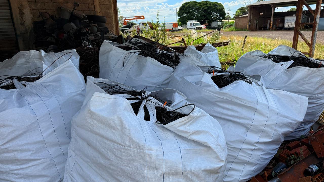 Campo Mourão: concluída ação de retirada de fiação solta no Lar Paraná