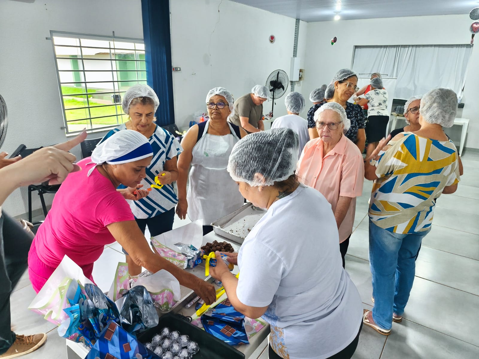 Campo Mourão: oficina realizada na SEMAC capacita mulheres para confecção de produtos de chocolate