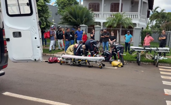 Entregador fica gravemente ferido em colisão no centro de Campo Mourão